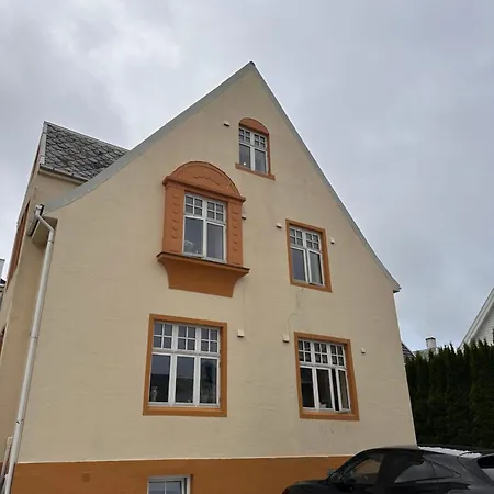 Cozy Floor Apartment *